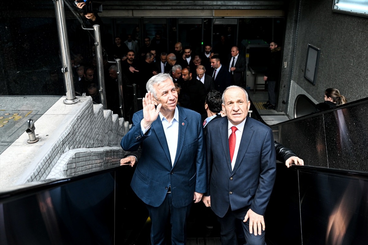 Ankara Büyükşehir Belediye Başkanı Mansur Yavaş, Kızılay esnafıyla buluştu