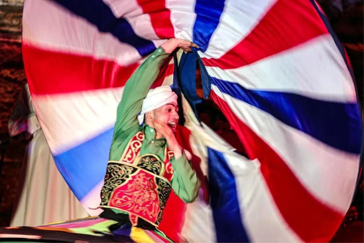 Mısır\'da Tennure adlı geleneksel halk dansının kökleri Sufi uygulamalarına dayanıyor