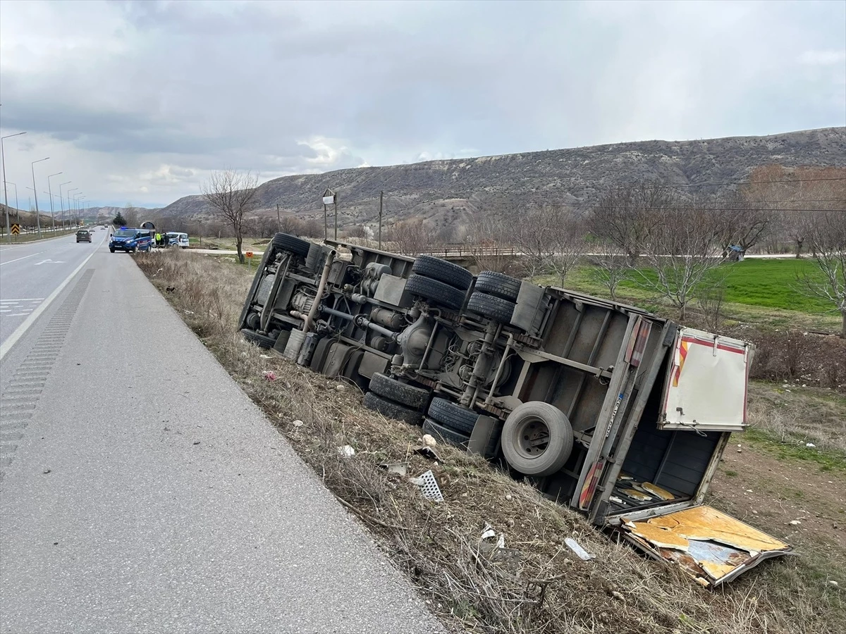 Amasya\'nın Merzifon ilçesinde kamyon devrildi, 3 kişi yaralandı