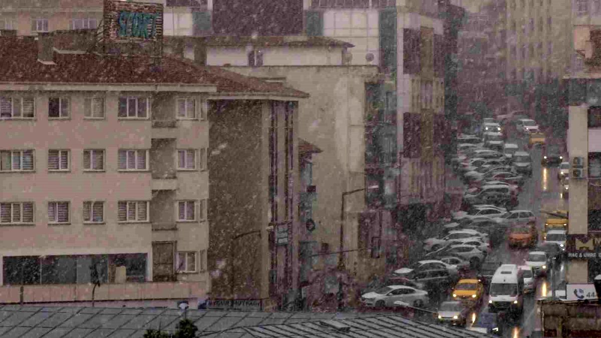 Ankara\'da Kar Yağışı Etkili Oldu