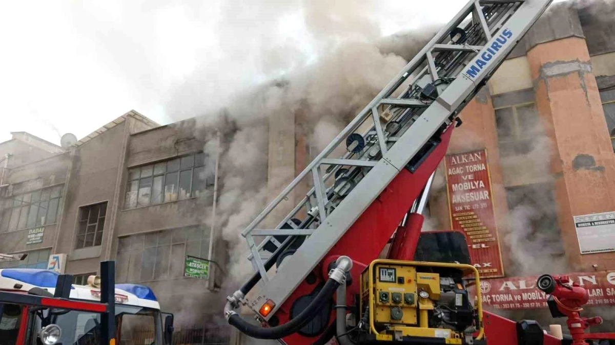 Ankara Siteler semtinde mobilya imalathanesinde yangın çıktı