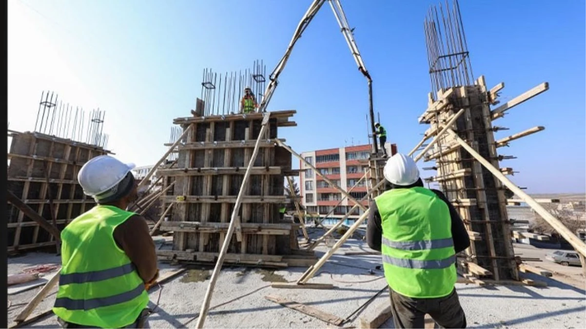 Antalya\'da inşaat sektöründe günlüğü 3 bin liraya çalışacak inşaat işçisi bulunamıyor