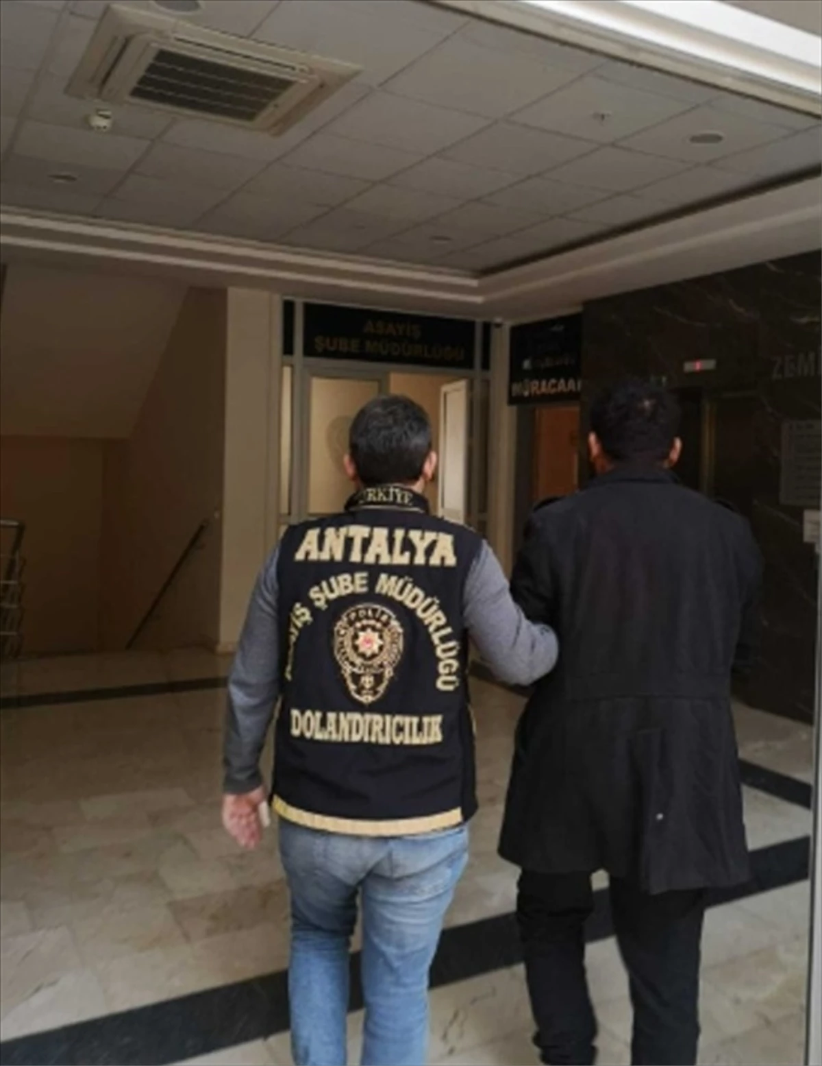 Antalya\'da Kendisini Polis ve Savcı Olarak Tanıtan Dolandırıcı Tutuklandı