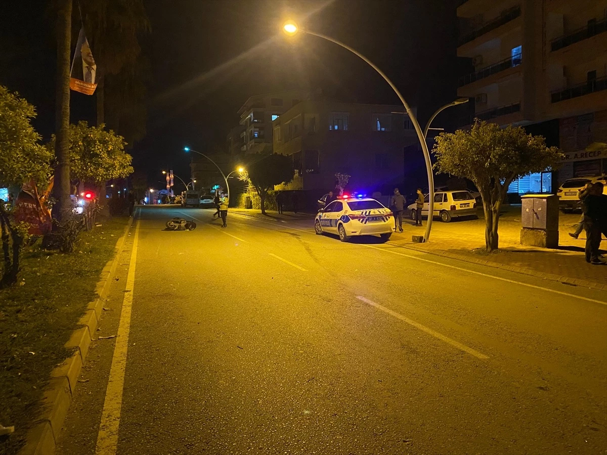 Antalya\'da motosikletin yayaya çarpması sonucu 2 kişi ağır yaralandı