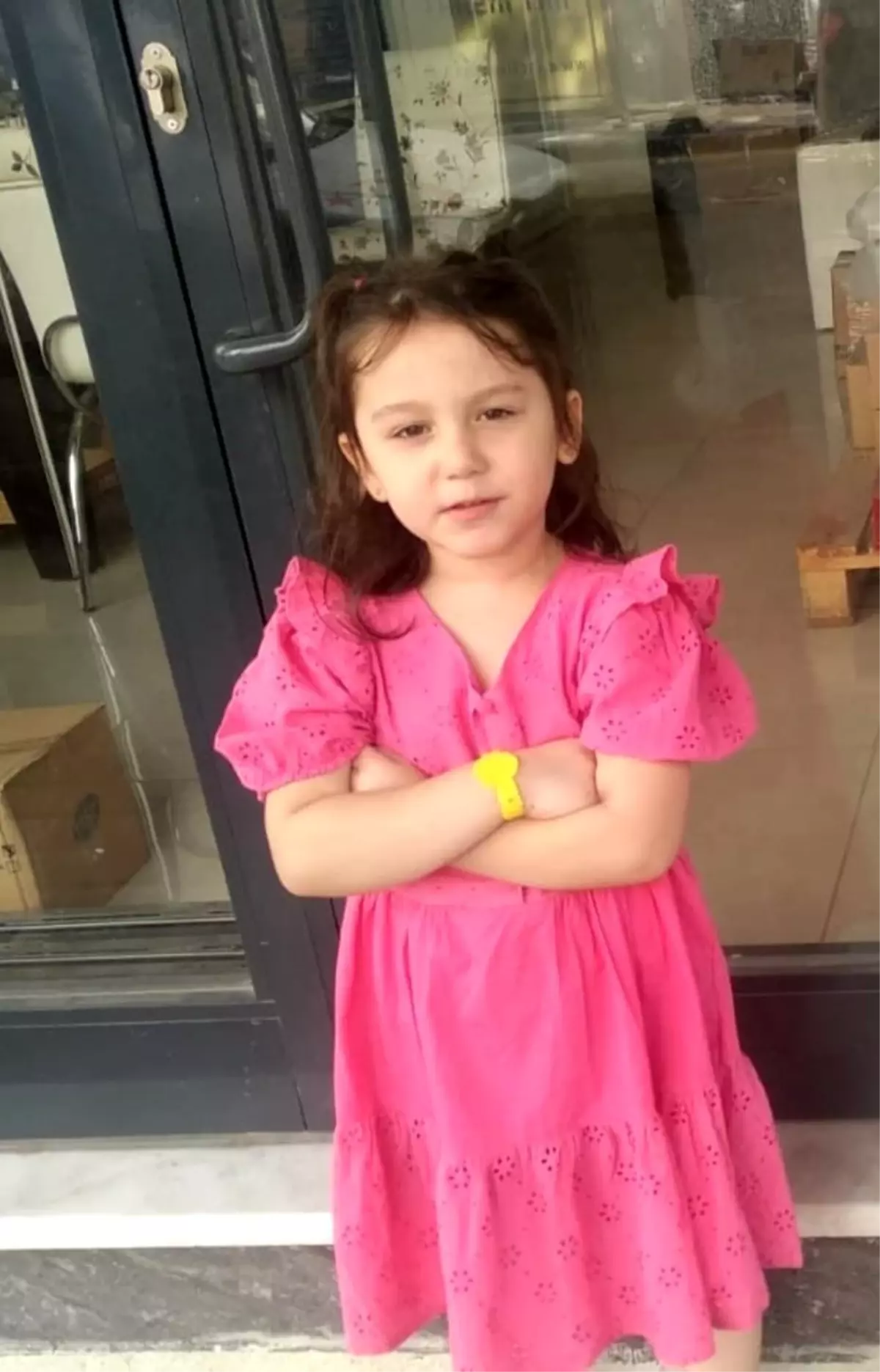 Sevgilisinin eski eşine yakalanan adam binadan atlayarak 5 yaşındaki çocuğun üzerine düştü