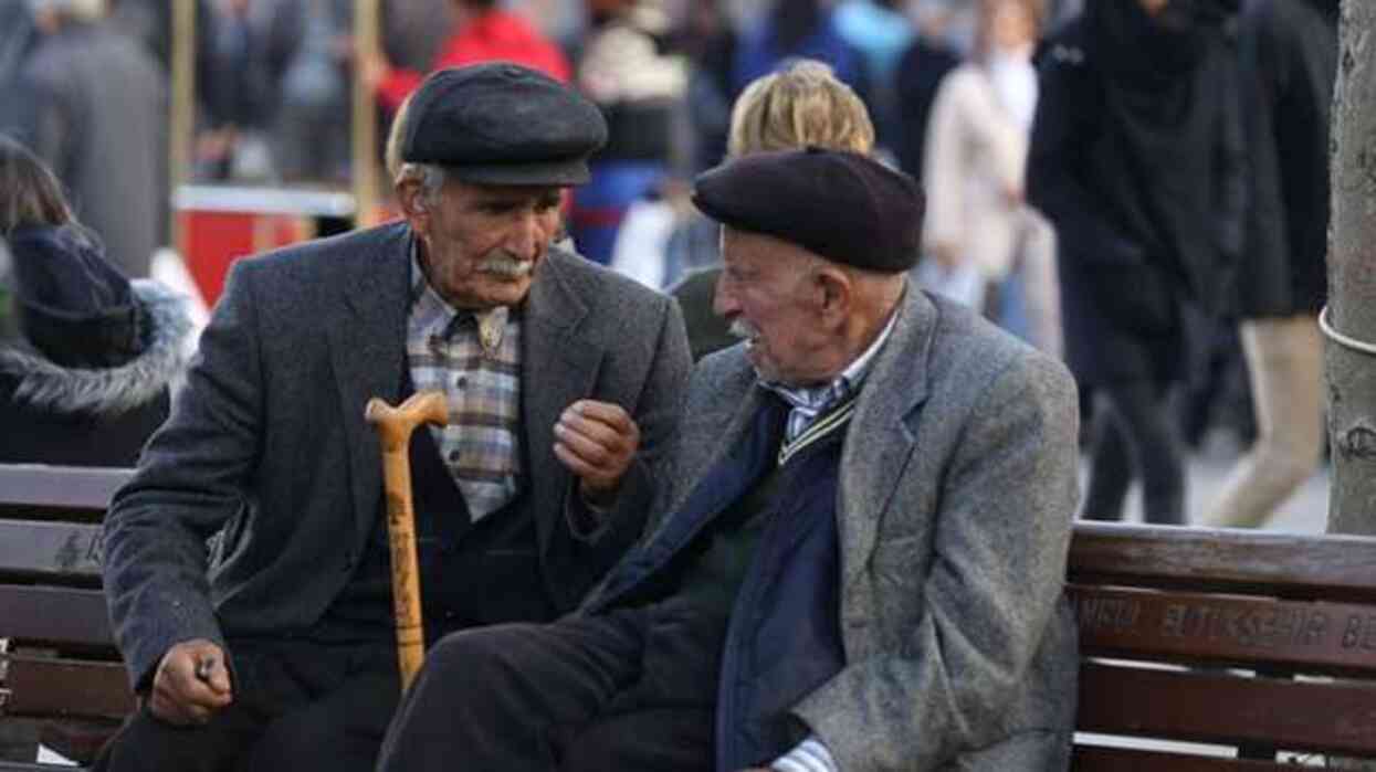 Bakan Göktaş, Türkiye'deki yaşlıların yüzde 64'ünün mutlu olduğunu açıkladı Bakan Göktaş, Türkiye'deki yaşlıların yüzde 64'ünün mutlu olduğunu açıkladı