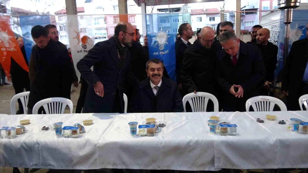 Milli Eğitim Bakanı Yusuf Tekin, Burdur\'da iftar yemeğinde vatandaşlarla bir araya geldi