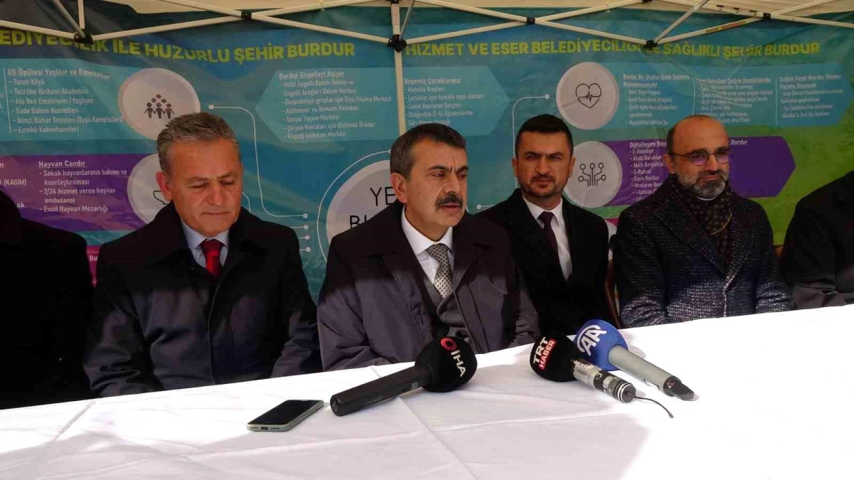 Milli Eğitim Bakanı Yusuf Tekin, Burdur\'da AK Parti standını ziyaret etti