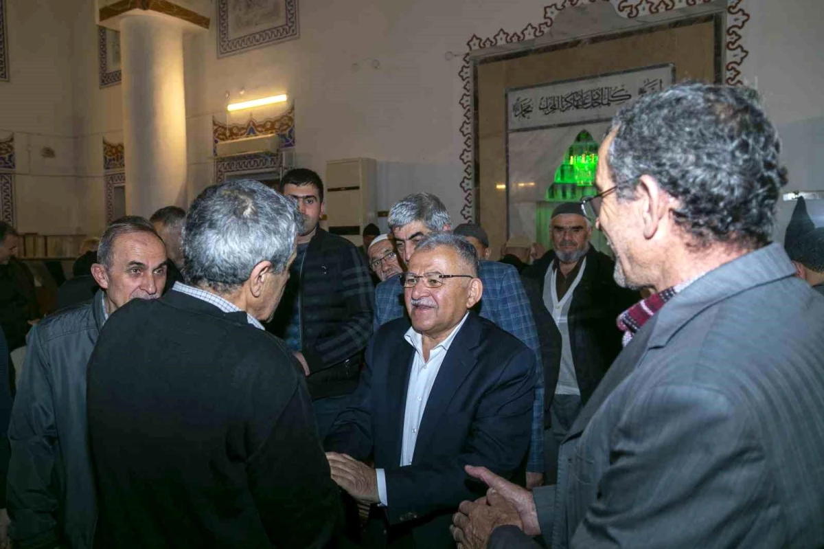 Başkan Büyükkılıç, Takva Camii\'nde vatandaşlarla kucaklaştı