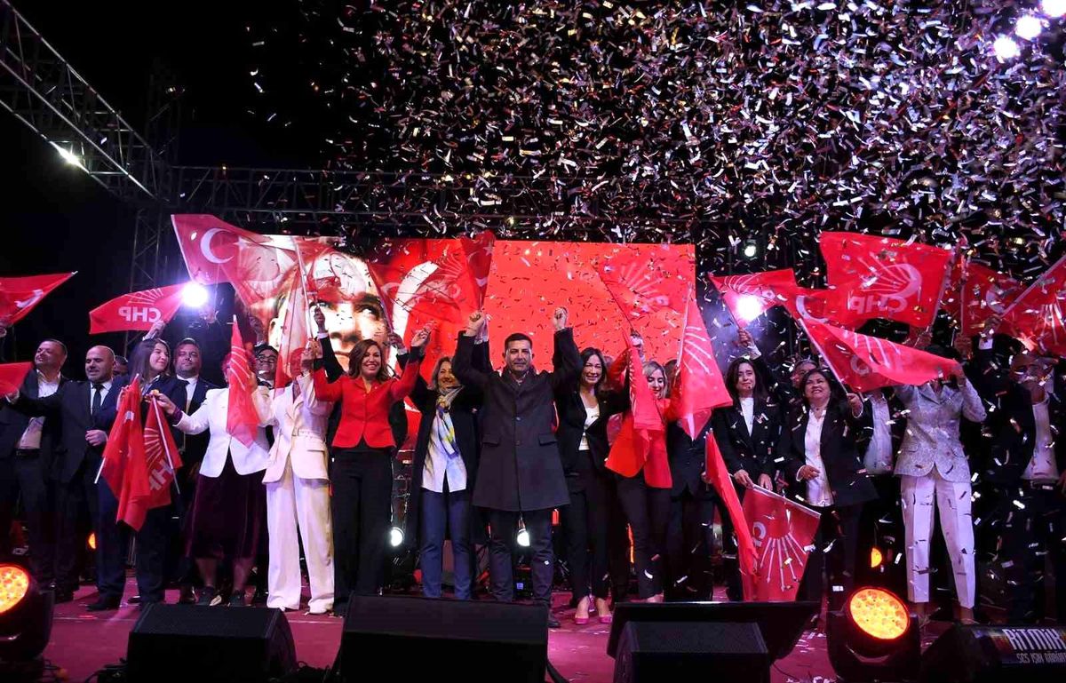 Kuşadası Belediye Başkanı Ömer Günel, Ege Mahallesi\'nde Miting Yaptı