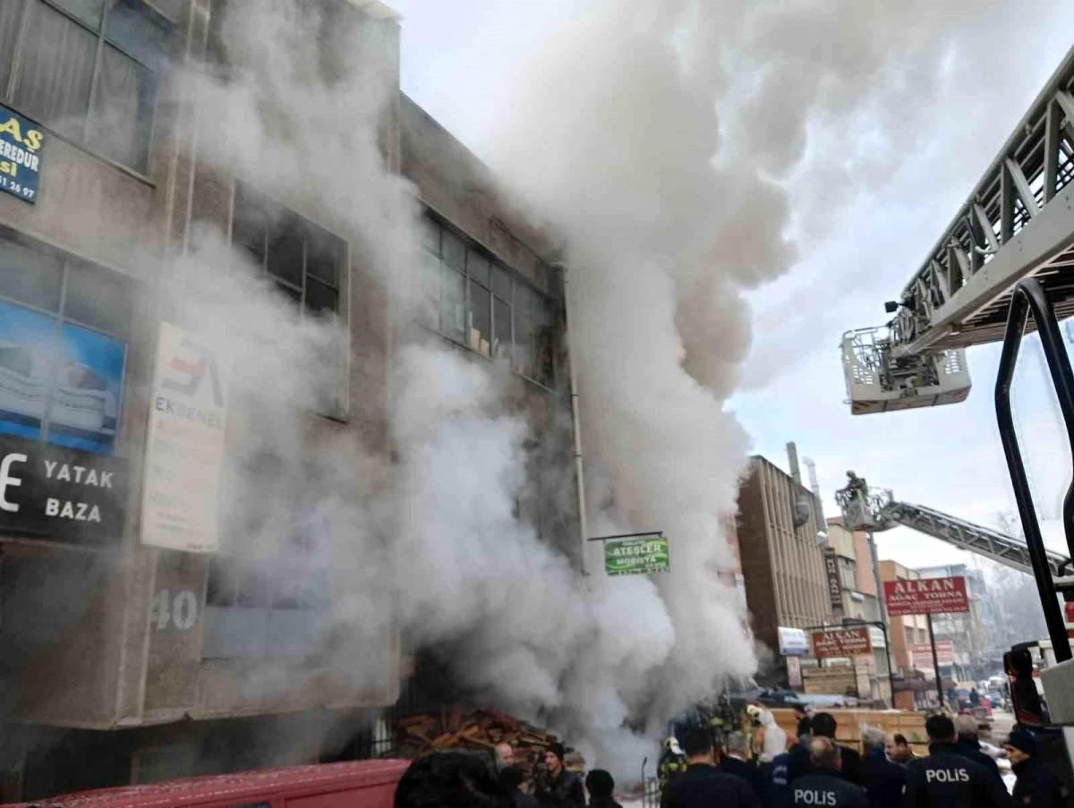 Ankara\'da Mobilya İmalathanesinde Yangın Çıktı