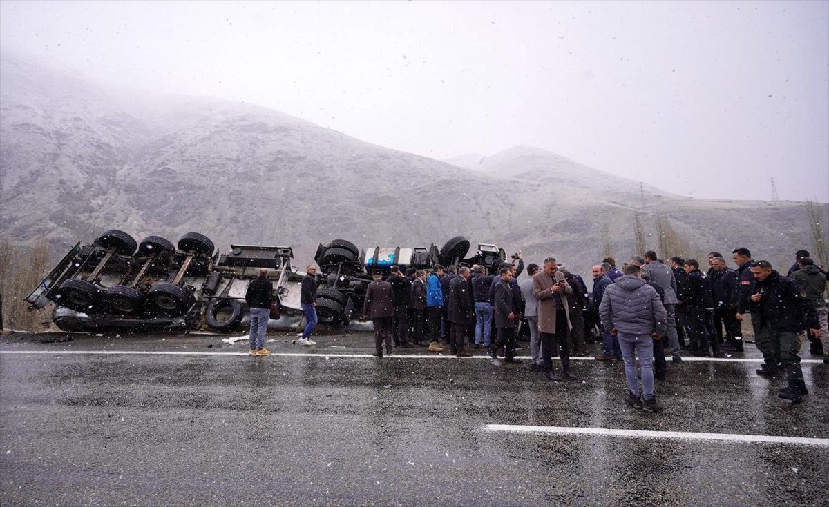 BBP Genel Başkanı Mustafa Destici, Erzurum\'da kaza yapan sürücüye yardım etti