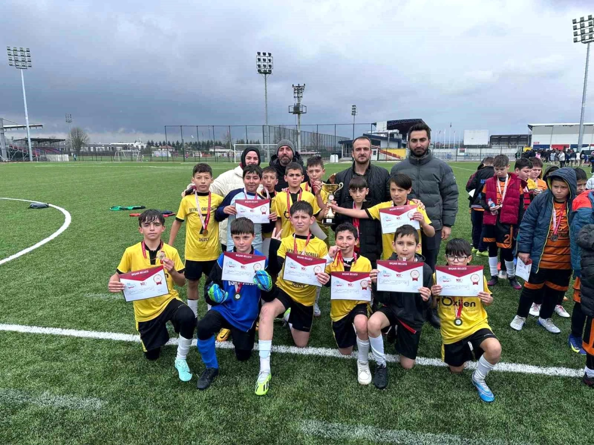 Düzce Okul Sporları Küçük Erkekler Futbol Müsabakalarında Beyköy Ortaokulu Şampiyon