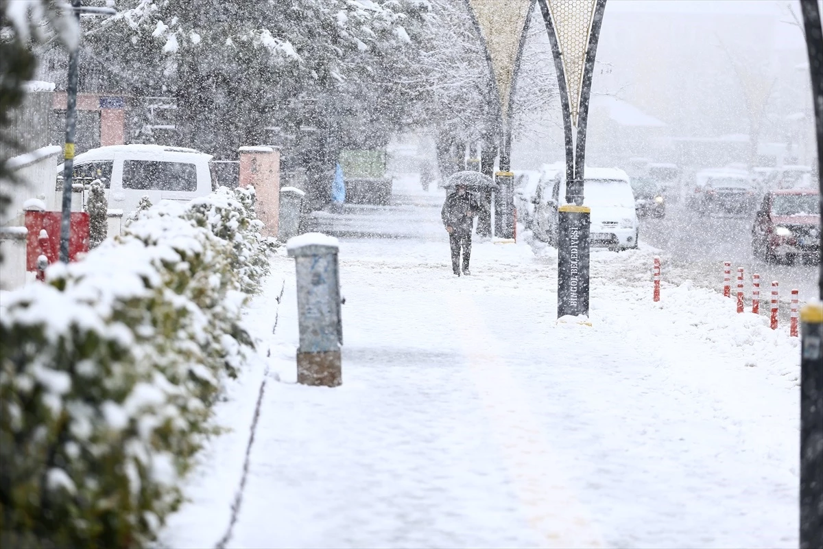 Bingöl\'de Yoğun Kar Yağışı: 236 Yerleşim Yeri Ulaşıma Kapandı