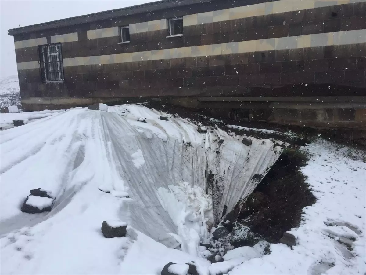 Bitlis\'te Kar ve Sağanak Sonucu Ağıl Çöktü, 6 Küçükbaş Hayvan Telef Oldu