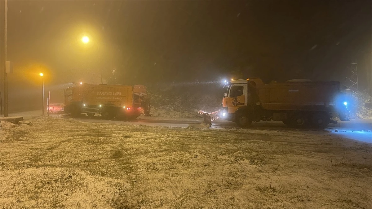 D-100 kara yolunda Bolu Dağı\'nda kar yağışı etkisi sürüyor
