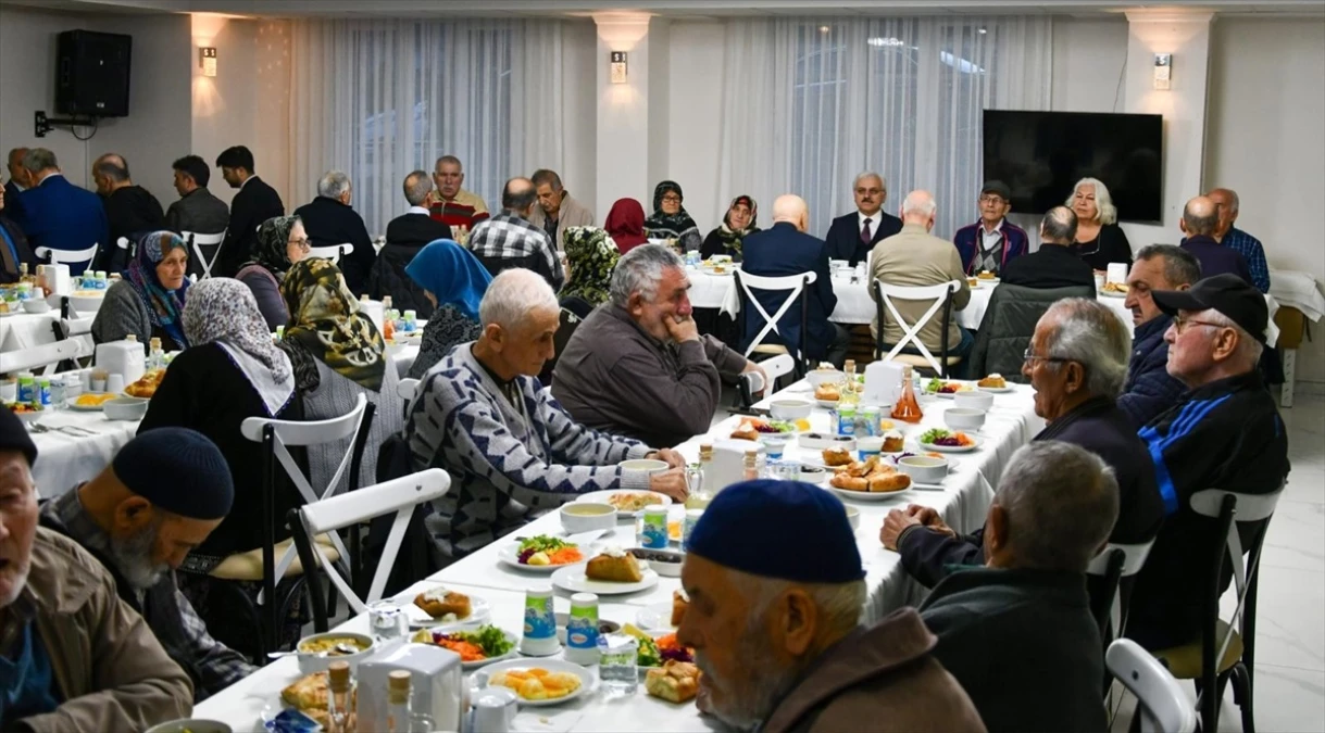 Bolu Valisi Erkan Kılıç, Yaşlılara Saygı Haftası\'nda huzurevi sakinleriyle iftarda buluştu