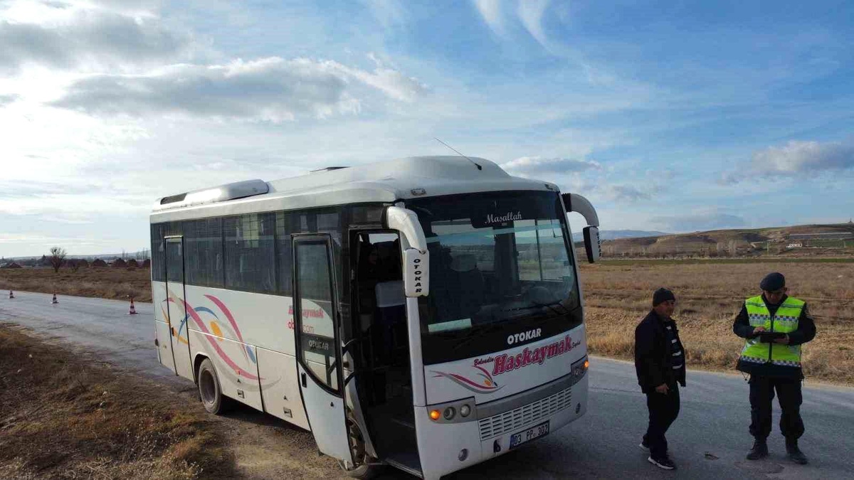 Bolvadin\'de Jandarma Trafik Ekipleri Okul Servislerini Denetledi