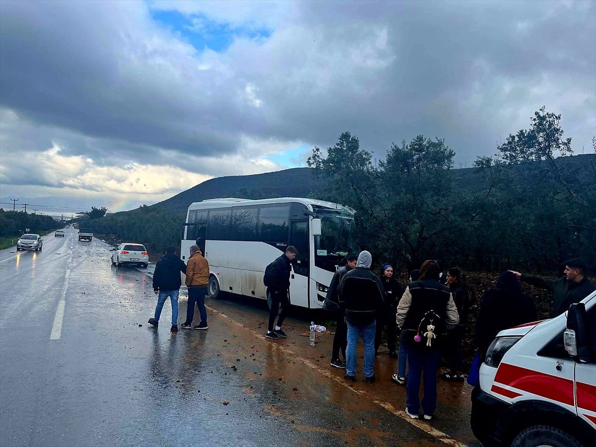 İznik\'te Tır ve Servis Midibüsü Çarpıştı: 8 Yaralı