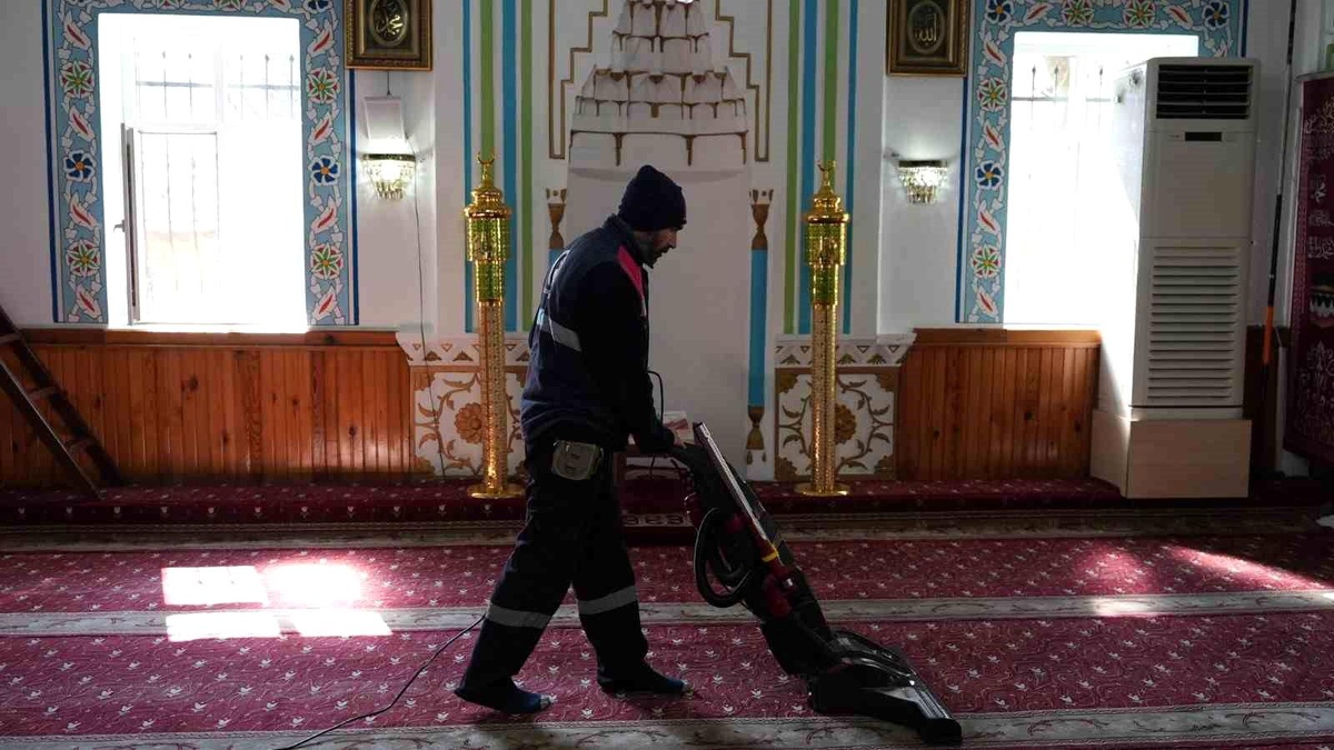 Düzce Belediyesi Camileri Temizliyor