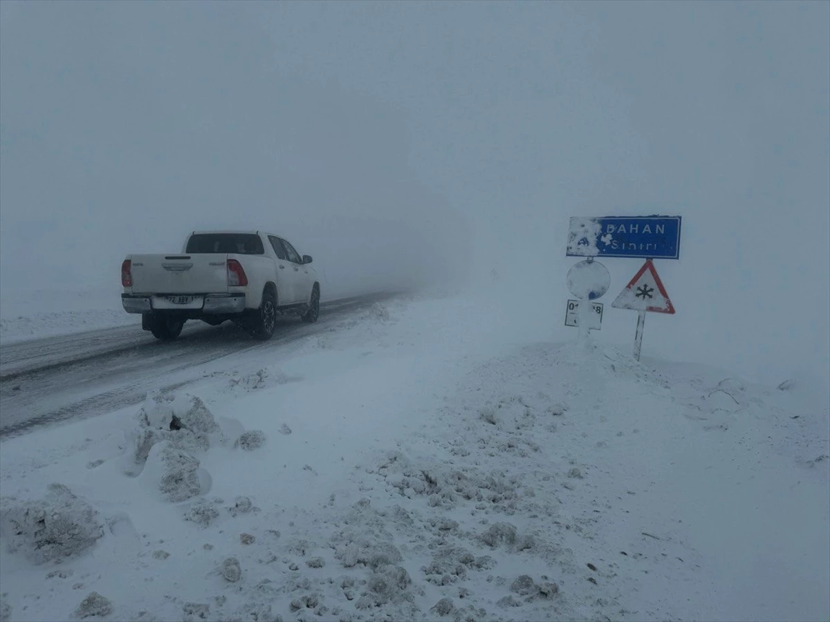 Ardahan-Artvin kara yolu çığ nedeniyle kapanmıştı, yeniden trafiğe açıldı