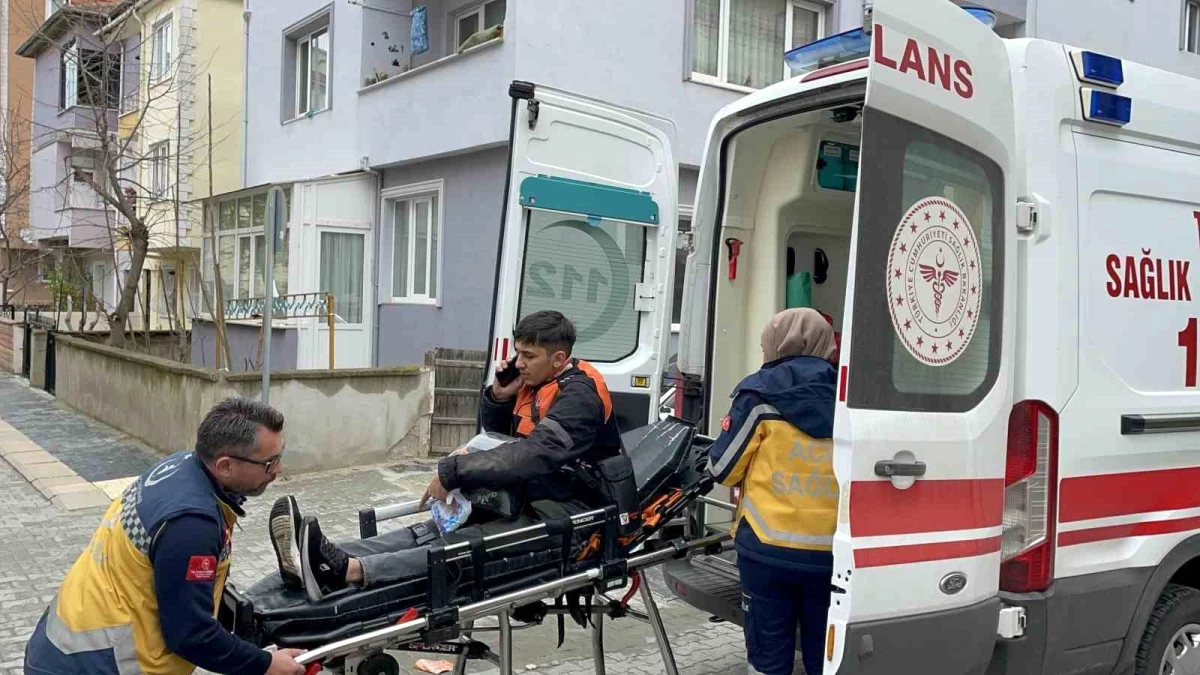 Çorlu\'da servis minibüsüyle çarpışan motokurye yaralandı