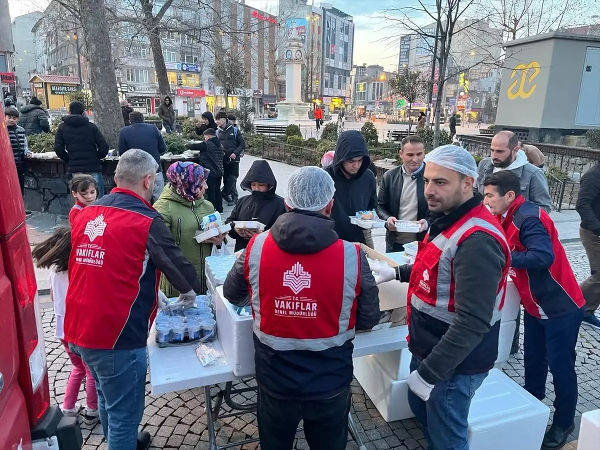 Çorlu\'da Vakıflar Genel Müdürlüğü tarafından 1000 kişiye iftar verildi