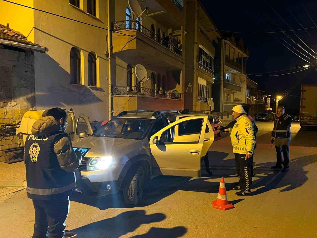 Çorum\'da yapılan operasyonlarda çok sayıda silah ve uyuşturucu ele geçirildi