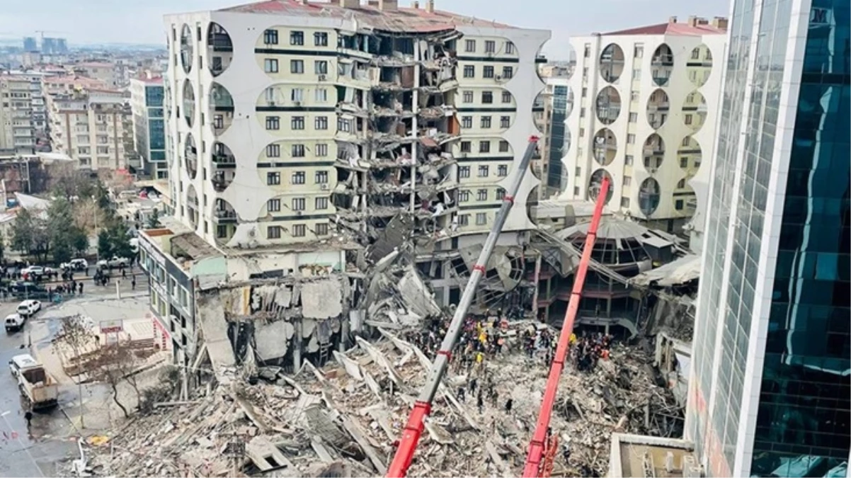 Depremde yıkılan Galeria Sitesi\'yle ilgili karar verildi
