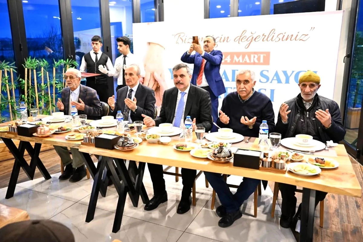 Erzurum Büyükşehir Belediyesi tarafından düzenlenen Yaşlılara Saygı Haftası iftar programı