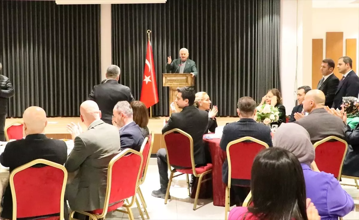 Binali Yıldırım, Karabağlar\'da vatandaşlarla iftarda buluştu