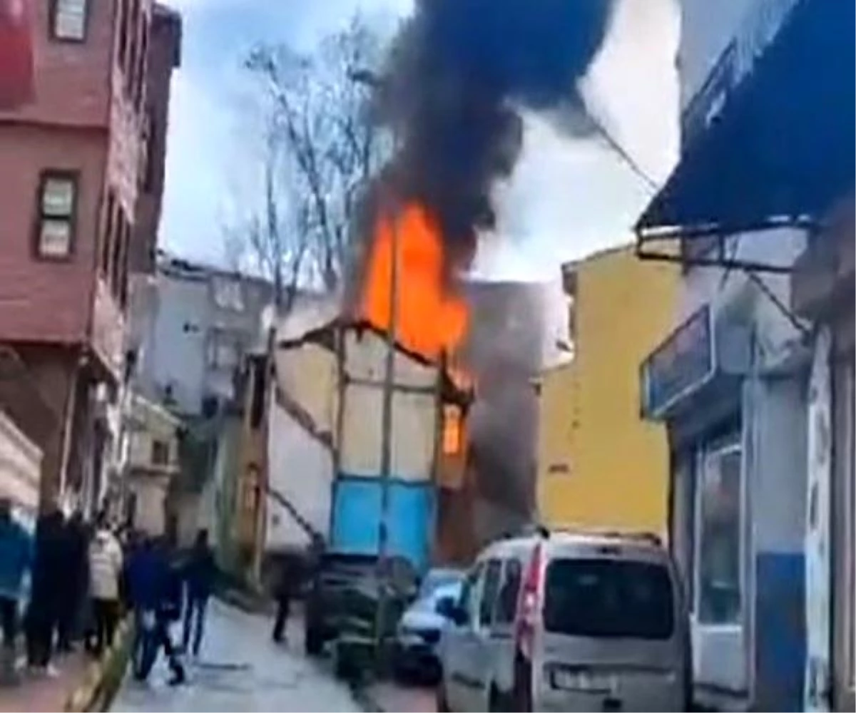 Fatih\'te 3 Katlı Binada Yangın: 1 Kişi Hayatını Kaybetti