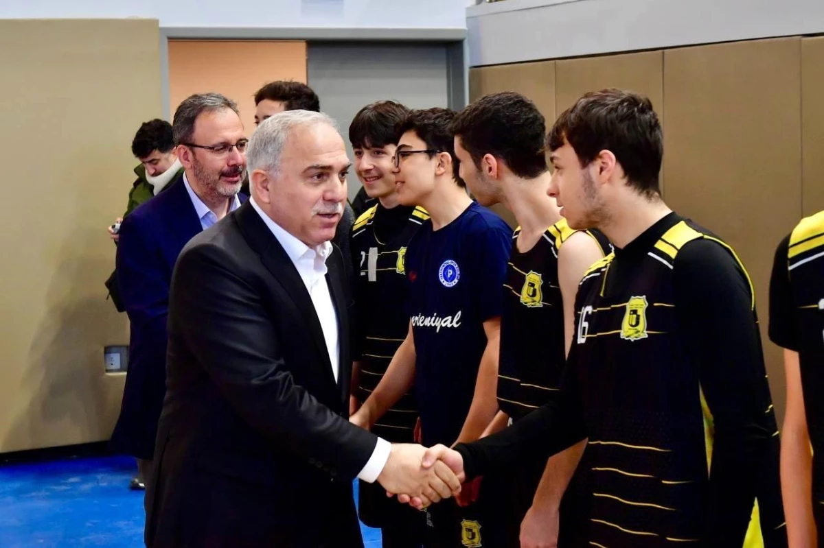 Gençlik ve Spor Bakanı Osman Aşkın Bak, Fatih Sultan Mehmet Kültür ve Spor Merkezi\'nin açılışına katıldı