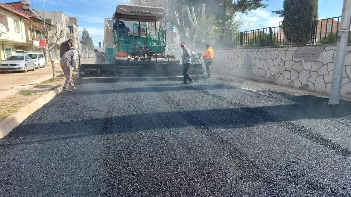 Adıyaman Gölbaşı İlçe Belediyesi, Gazi Caddesi\'ni asfaltlıyor