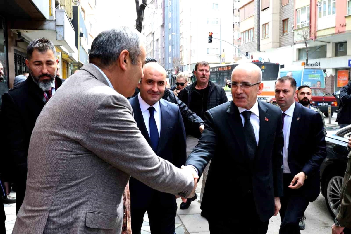Hazine ve Maliye Bakanı Mehmet Şimşek, Eskişehir\'de Sanayiciler ve İş Adamlarıyla Toplantı Gerçekleştirdi