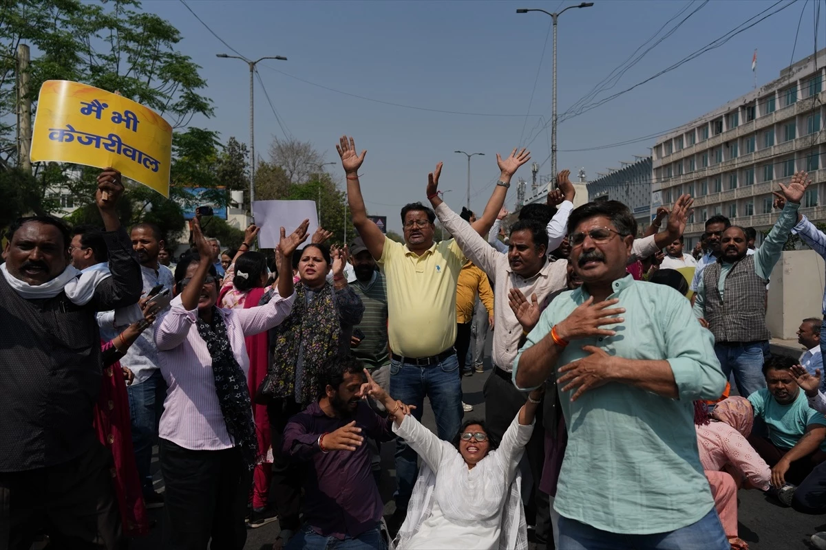 Hindistan\'da Muhalefet Lideri Kejriwal\'ın Gözaltına Alınması Protestolara Neden Oldu