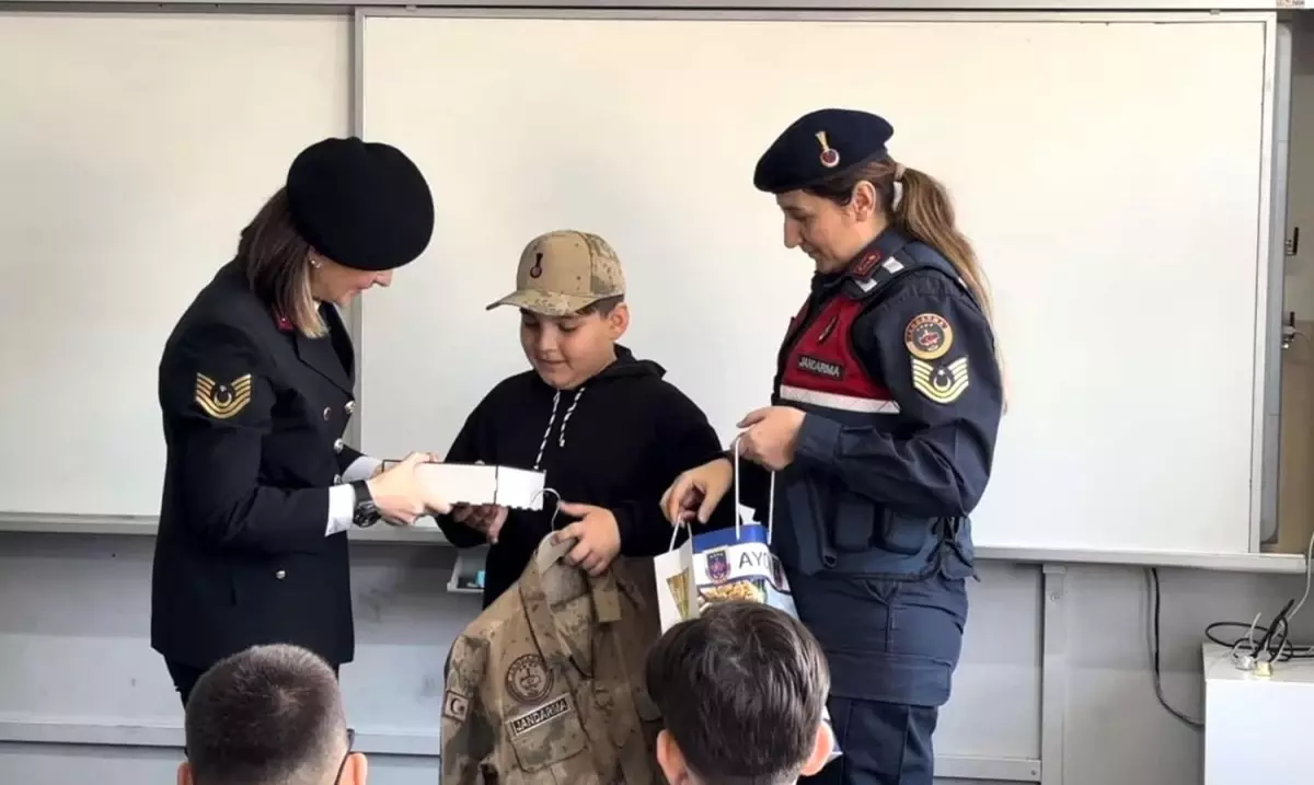 İlkokul öğrencisi bayrağı uçarken yerden alıp öpüp başına koydu