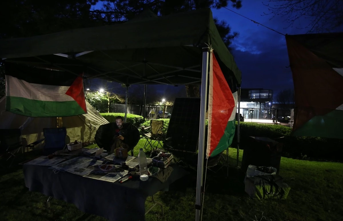 İngiltere\'de İsrail\'e silah tedarikini protesto eden göstericiler çadır kurdu