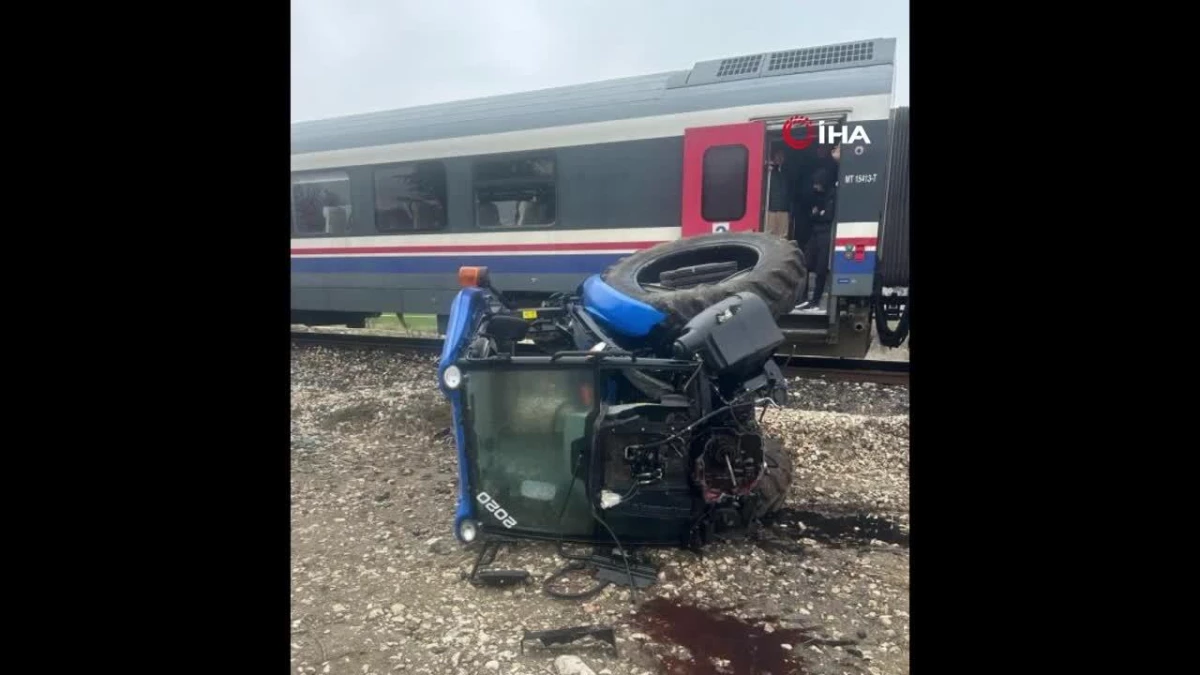 Isparta\'da tren ile traktörün çarpıştığı feci kaza kamerada