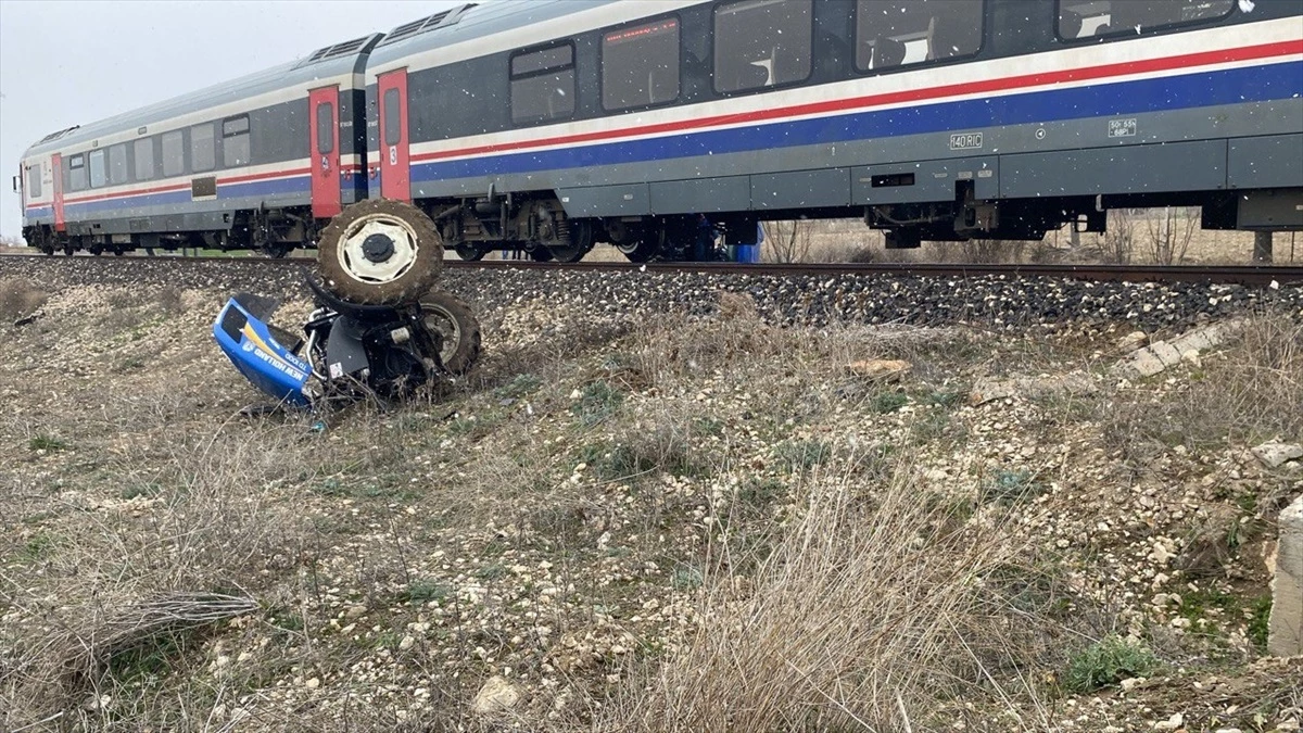 Isparta\'da tren traktöre çarptı: Sürücü ağır yaralandı