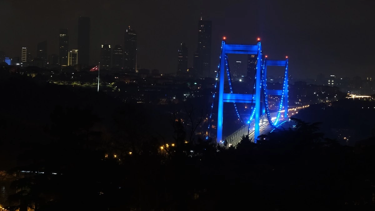 İstanbul\'da köprüler kolon kanserine dikkat çekmek için mavi renkte aydınlatıldı