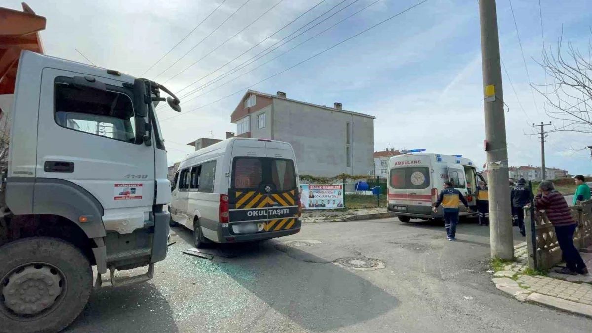Tekirdağ\'da okul servisi kamyonla çarpıştı: 2 öğrenci yaralandı