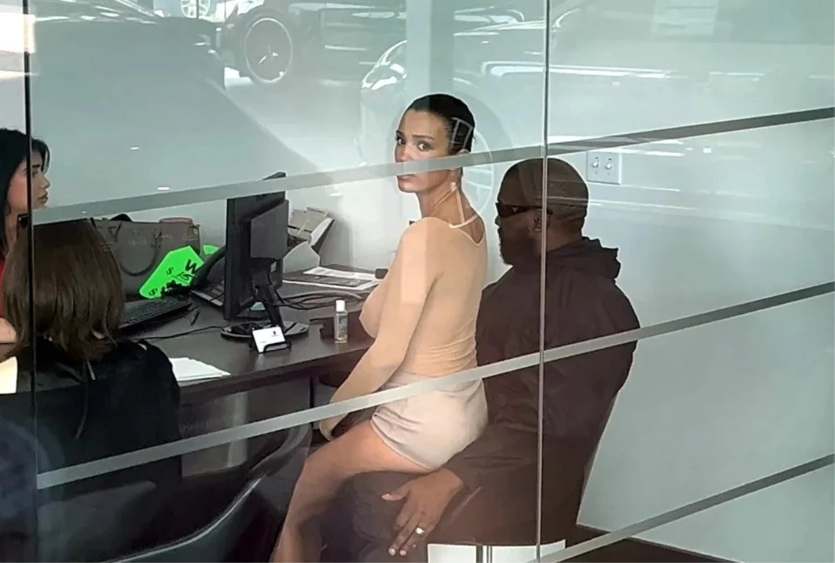 Kanye West\'in Eşi Bianca Censori, Oto Galerisinde Göğüslerini Sergiledi