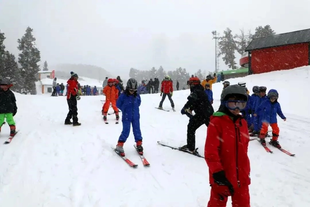 Kars\'ta 600 öğrenciye kayak eğitimi verildi
