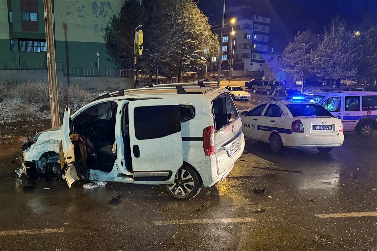 Kayseri\'de hafif ticari araç ile pikap çarpıştı: 5 yaralı