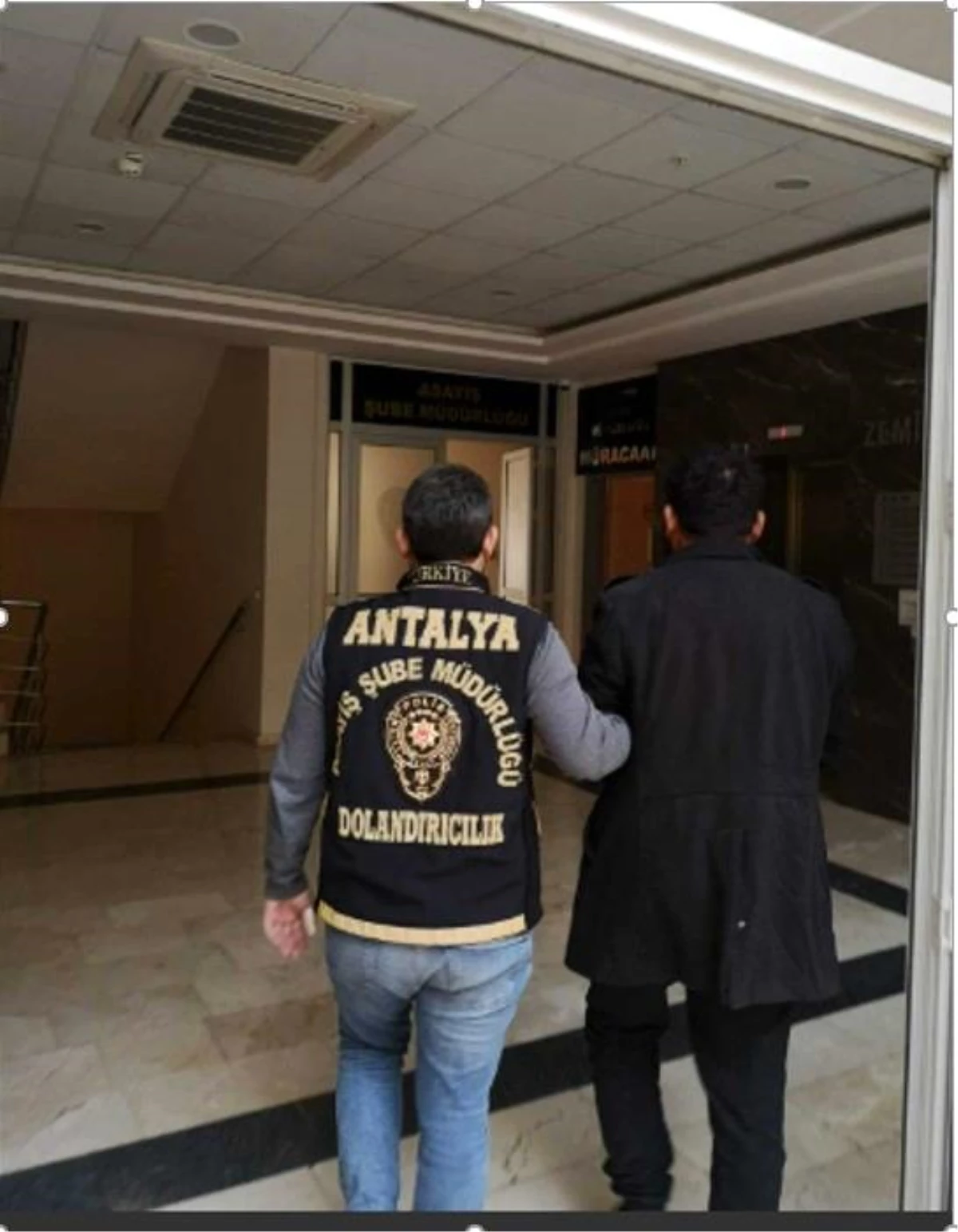 Antalya\'da Polis ve Savcı Rolüyle Dolandırıcılık Yapan Şüpheli Yakalandı