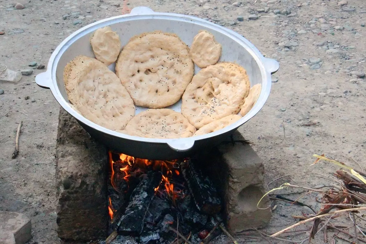 Kırgızistan\'da Nevruz Bayramı\'nda Kazan Ekmeği Geleneği