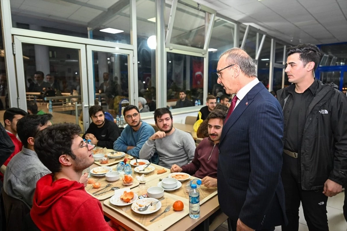 Kocaeli Valisi Seddar Yavuz, KYK Gebze Öğrenci Yurdu\'nda öğrencilerle iftar programında buluştu