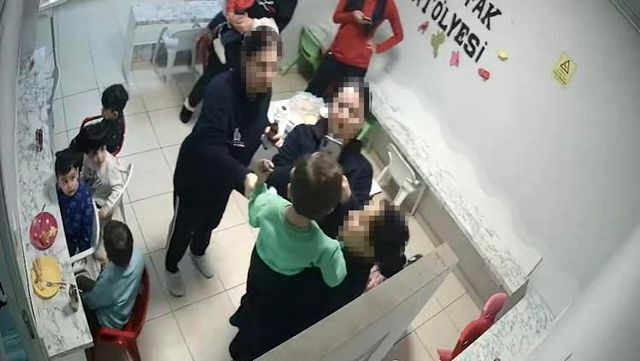 Kreşte dehşet: Gerçek kamerada ortaya çıktı Kreşte dehşet: Gerçek kamerada ortaya çıktı