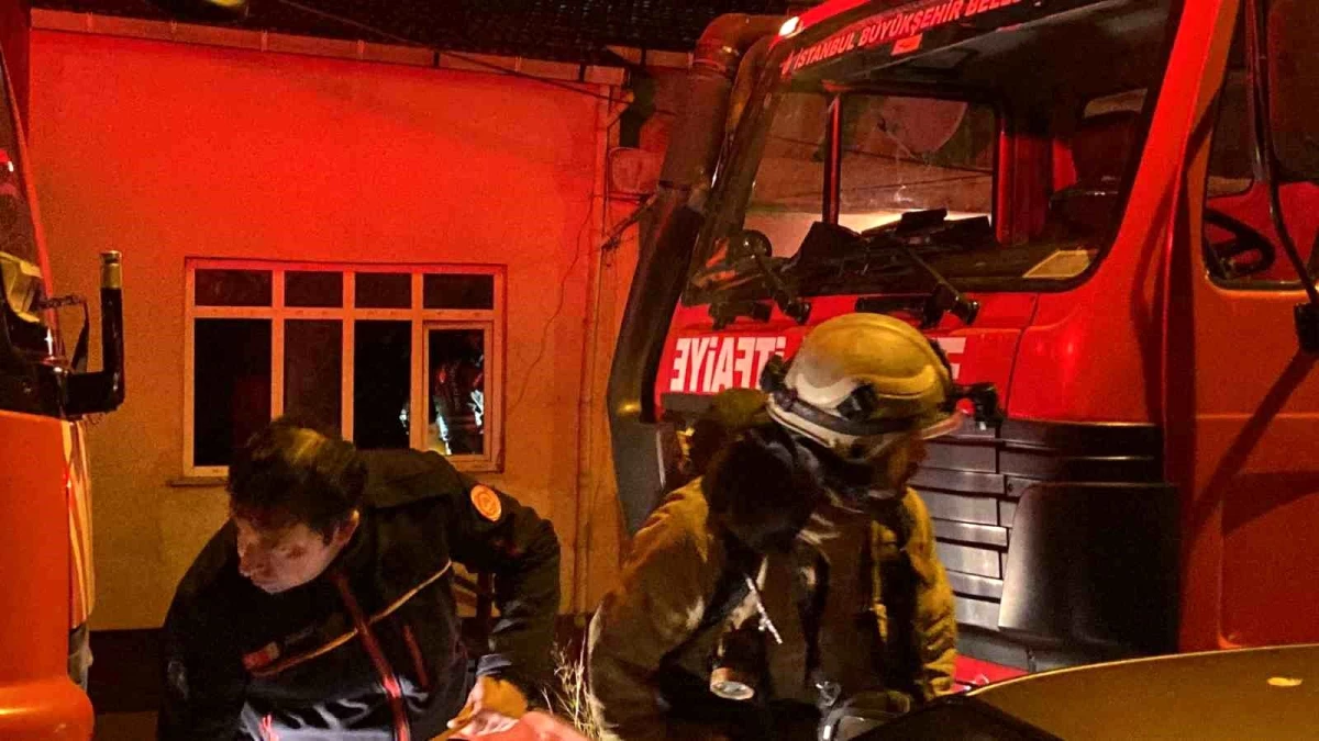 Küçükçekmece\'de 2 Katlı Binada Yangın: 2 Kişi Yaralandı